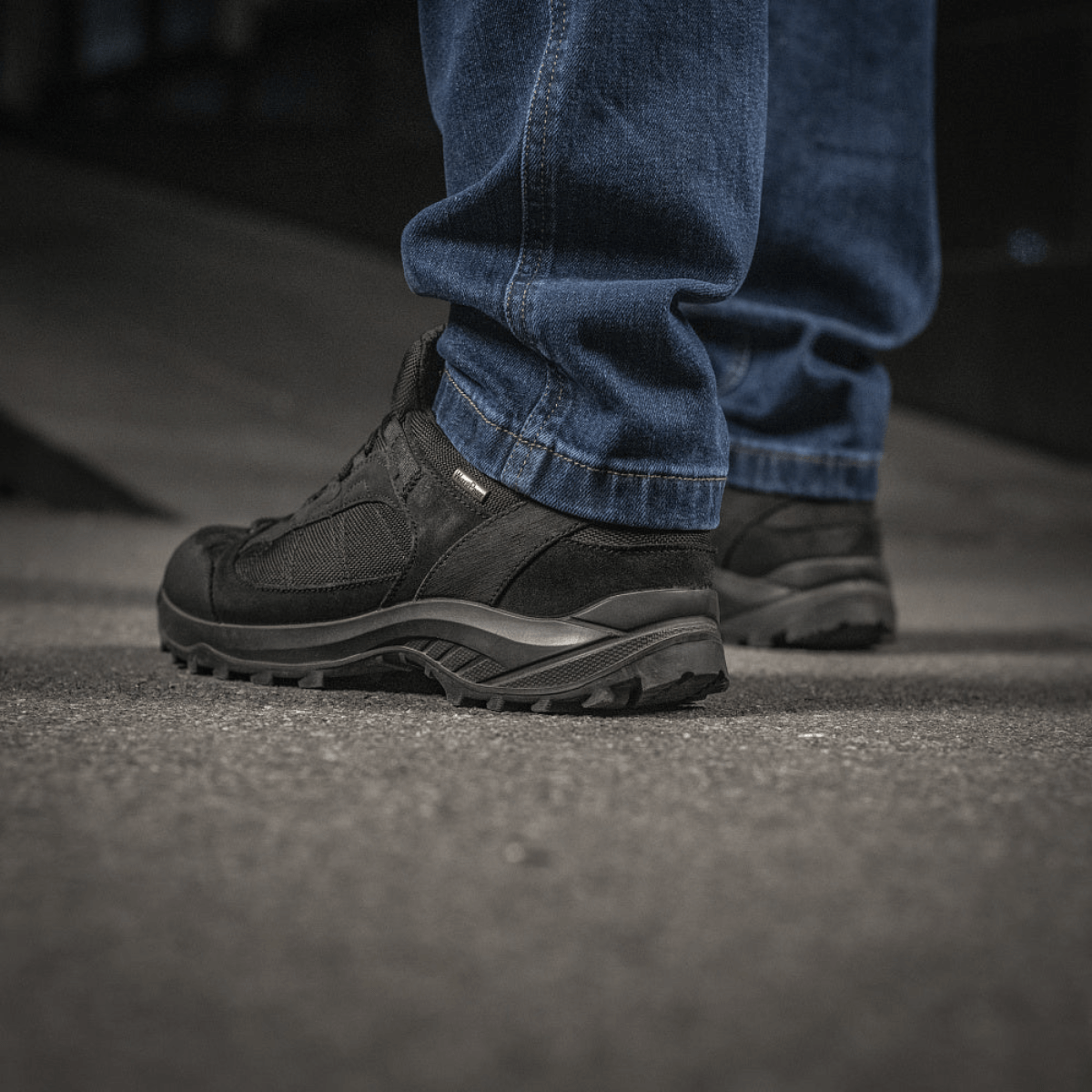 M-Tac Jeans Aggressor klassisessa denim-tyylissä taktisin toiminnoin, kestävä materiaali, tilavat taskut ja mukava istuvuus