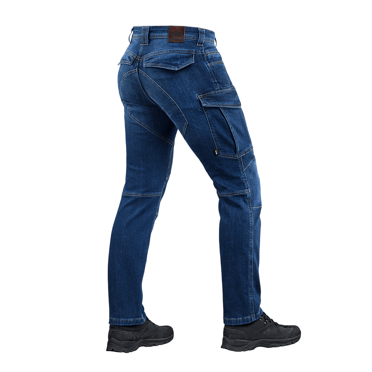 M-Tac Jeans Aggressor kestävästä denimistä sivulta nähtynä, tilavat taktiset taskut ja moderni toiminnallisuus