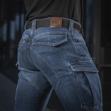 M-Tac Jeans Aggressor modernilla taktillisella toiminnallisuudella kestävässä denimissä, yksityiskohtainen takaosa taskuineen ja kanadalaisnapilla