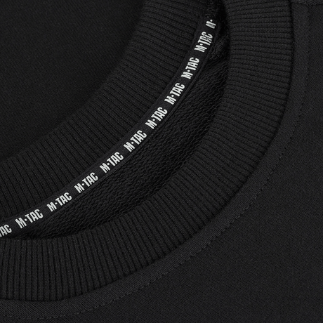 Lähikuva mustasta M-Tac Cotton Sweatshirtistä, kauluksen resoriyksityiskohdat. Sopii aktiiviseen liikuntaan mukavalla istuvuudella
