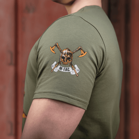 M-Tac T-shirt Viking olivinvärisenä, viikinkiprintti ja "Til Valhall" -teksti. Sopii viikinkikulttuurista kiinnostuneille.