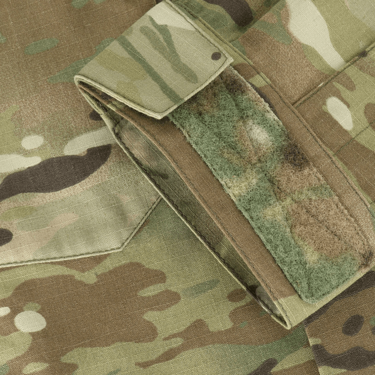 Yksityiskohta M-Tac Jakke Sturm NYCO Extreme Multicam-kuosissa, valmistettu kevyestä, kestävästä kankaasta, korkea hengittävyys.