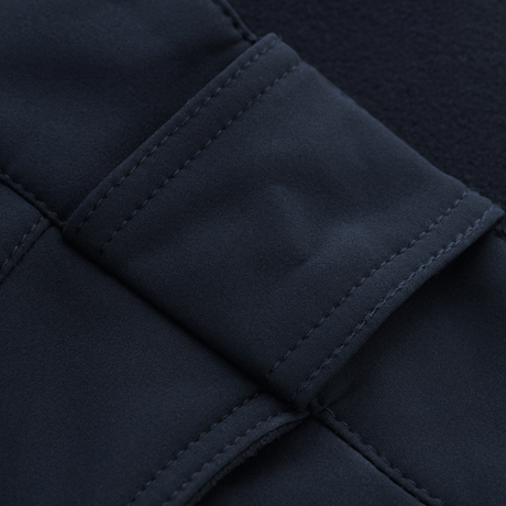 M-Tac Bukser Soft Shell Vinter yksityiskohtanäkymä kestävästä softshell-materiaalista.