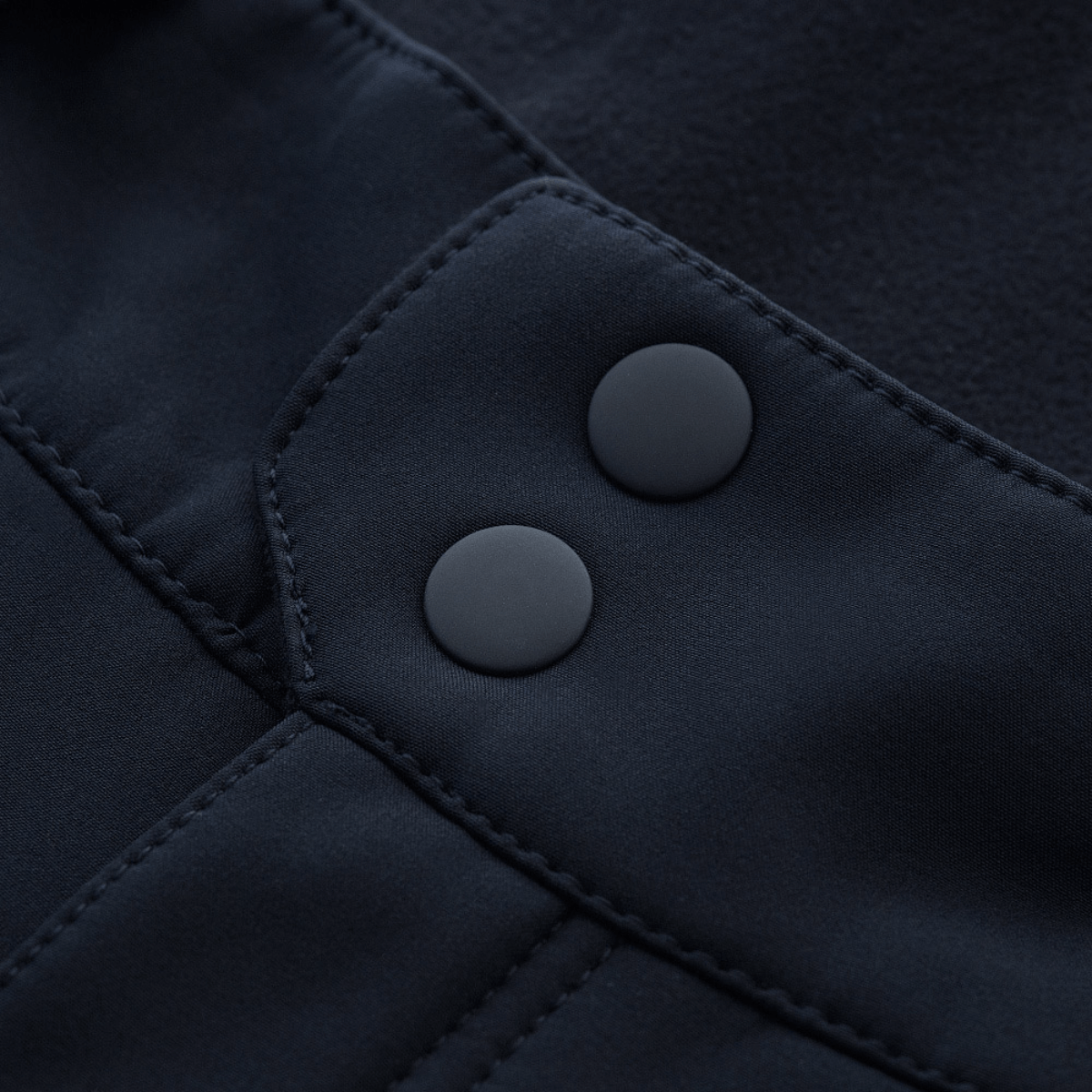 Yksityiskohta M-Tac Bukser Soft Shell Vinter -housuista napituksella ja pehmeällä fleece-vuorella, sopivat syksyyn ja talveen.