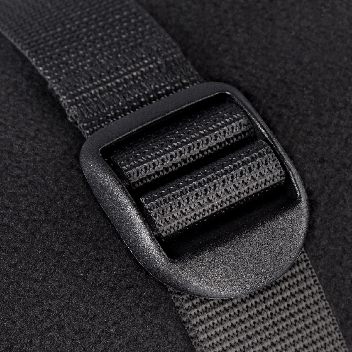 M-Tac puristusremmi varusteiden kiinnittämiseen reppuun, 25 mm nylon, kestävä ja tukeva muotoilu, käytännöllinen vaelluksiin ja taktiseen käyttöön.