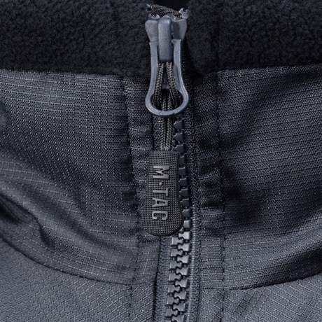 Vetoketjun yksityiskohta M-Tac Alpha Microfleece Jakke Gen.II -takissa vahvistetulla fleecellä ja Oxford nylonilla, sopii kylmään säähän.