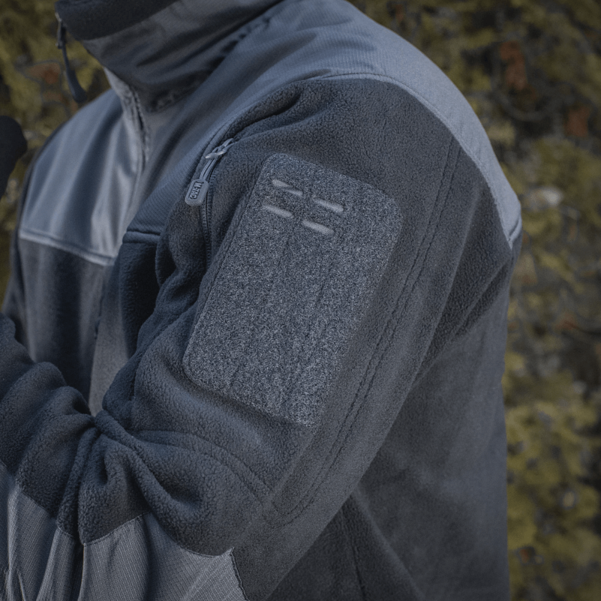 Lähikuva M-Tac Alpha Microfleece Jakke Gen.II -yksityiskohdista, Oxford nylon olkapäissä ja hihansuissa, sopii kylmään säähän ja ulkoiluun.
