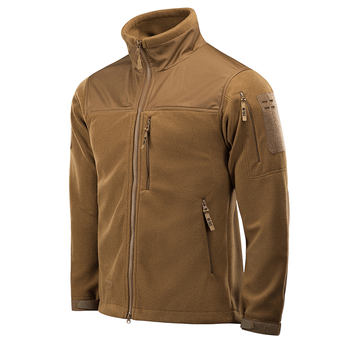 M-Tac Alpha Microfleece takki Gen.II ruskeana, suunniteltu taktiseen ja ulkokäyttöön, vahvistetut olkapäät ja hihat kulutuskestävyyteen.