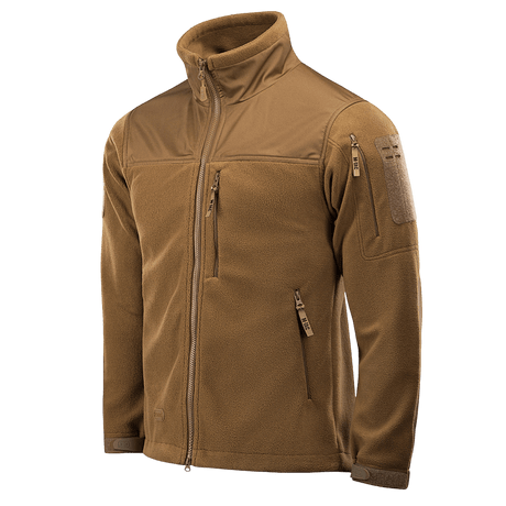 M-Tac Alpha Microfleece takki Gen.II ruskeana, suunniteltu taktiseen ja ulkokäyttöön, vahvistetut olkapäät ja hihat kulutuskestävyyteen.