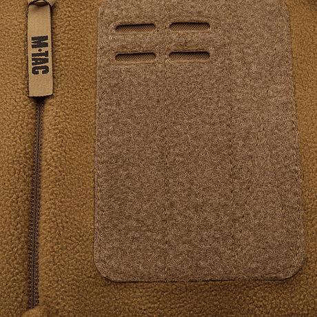 Lähikuva M-Tac Alpha Microfleece takista Gen.II, vahvistettu fleece ja Oxford-nylon olkapäillä lisäkestävyyttä varten.