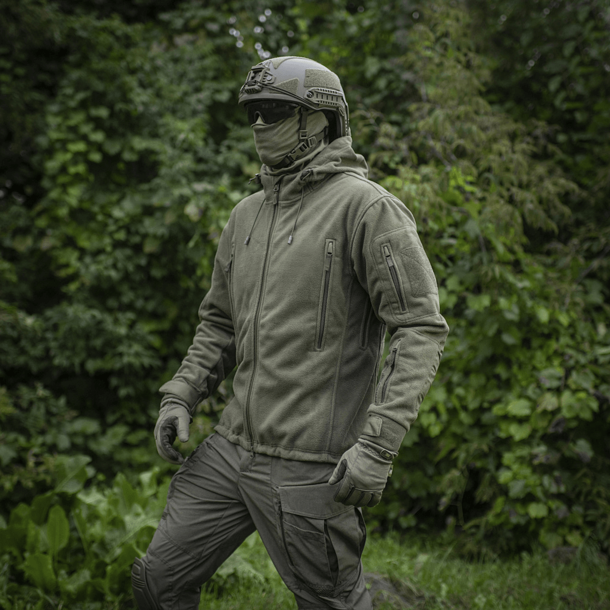 M-Tac Division Gen.II Windblock Fleecejakke ulkoilmassa, suunniteltu maksimaaliseen lämpöön ja tuulisuojaan, sopii välikausiin ja talvikauteen.