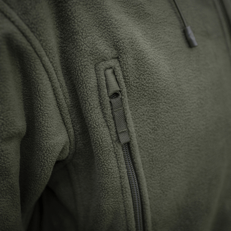Lähikuva M-Tac Division Gen.II Windblock fleecetakista vetoketjutaskulla ja vihreällä fleece-kankaalla.