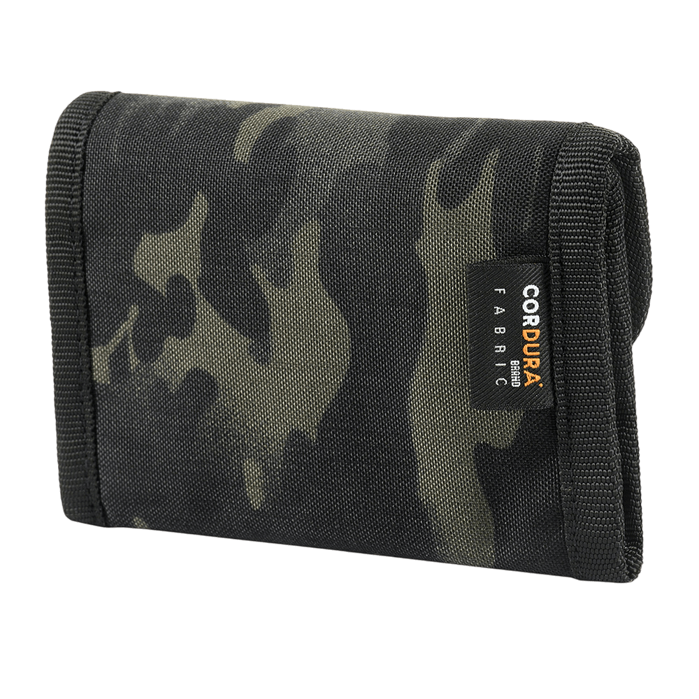M-Tac Pung Elite Gen.II mustassa maastokuviossa Cordura 500D-materiaalista, kompakti muotoilu seteleille ja korteille, nähtynä takaa.