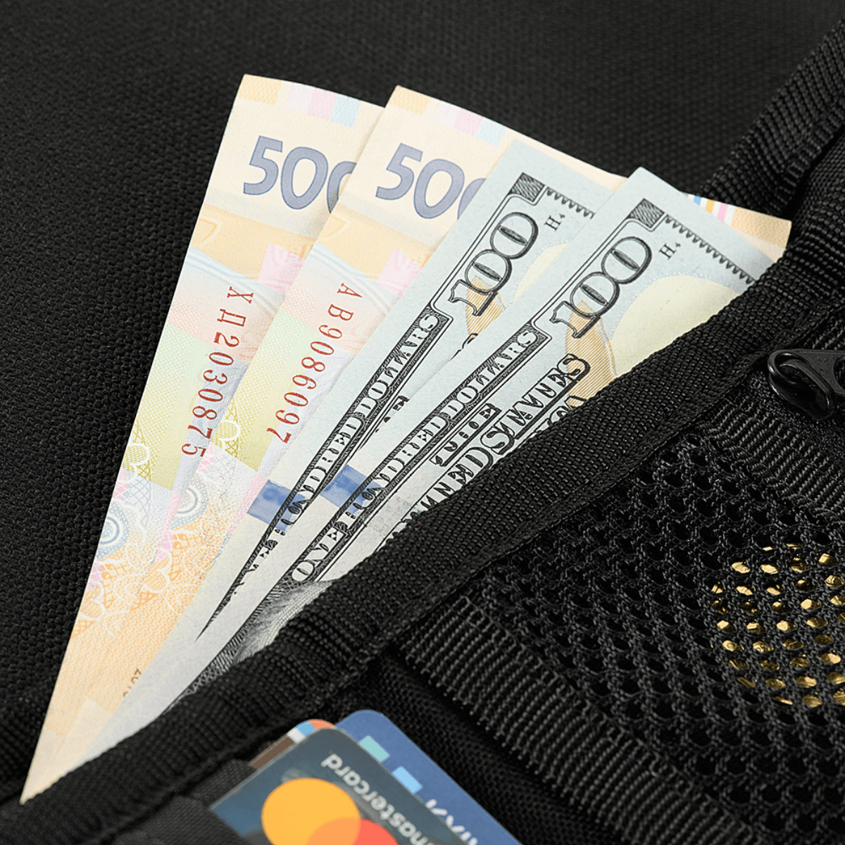 M-Tac Pung Elite Gen.II seteleillä ja korteilla mustissa Cordura-lokeroissa.