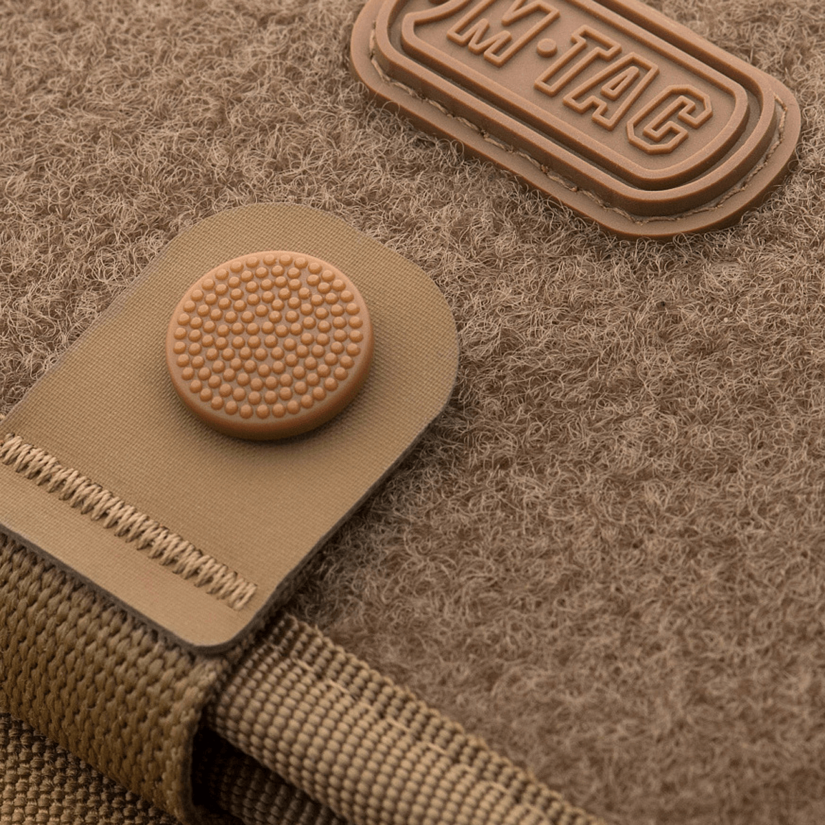 M-Tac Patch Panel Elite Large 1000D CORDURA®, Velcro-loop ja napillinen suljenta. Käytännöllinen ja kestävä muotoilu.