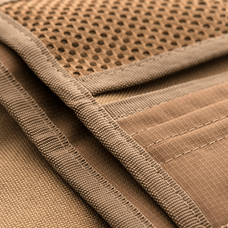 Lähikuva 1000D CORDURA® -materiaalista M-Tac Patch Panel Elite -lompakossa, korostaa kestävää militaarimuotoilua.