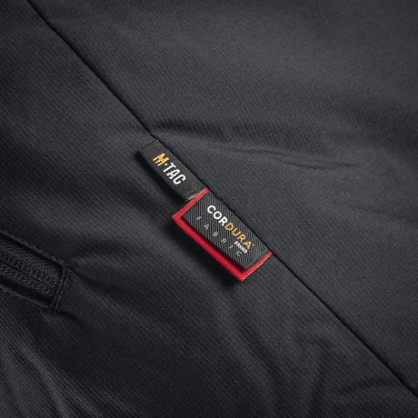 Lapussa M-Tac Alpha Gen.III Pro talvitakki, Cordura-yksityiskohtia mustassa kankaassa.