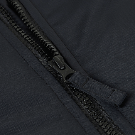 Lähikuva M-Tac Alpha Gen.III Pro talvitakin vetoketjusta, vettähylkivä nylon ja G-Loft-eristys.