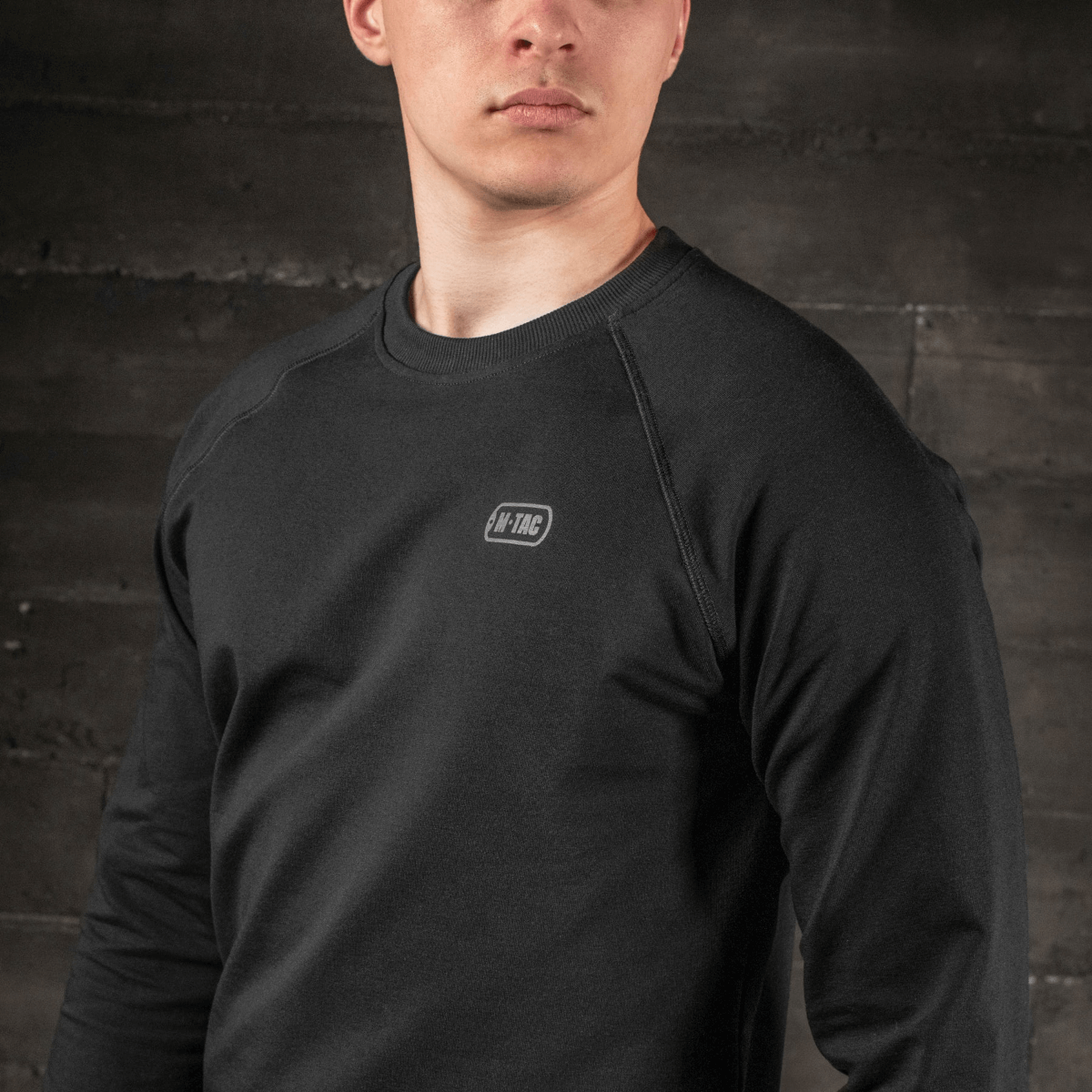 M-Tac Raglan Athlete -college, väri musta, minimalistinen muotoilu, raglanhihat, mukava istuvuus, sopii urheiluun ja arkeen.