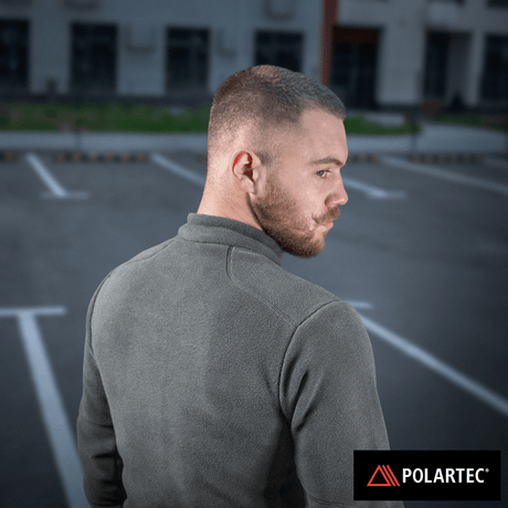 Mies M-Tac Nord Polartec -fleecetakissa, takaa kuvattuna korostaen laatua ja muotoilua, valmistettu premium Polartec® 200 Series -fleecestä.