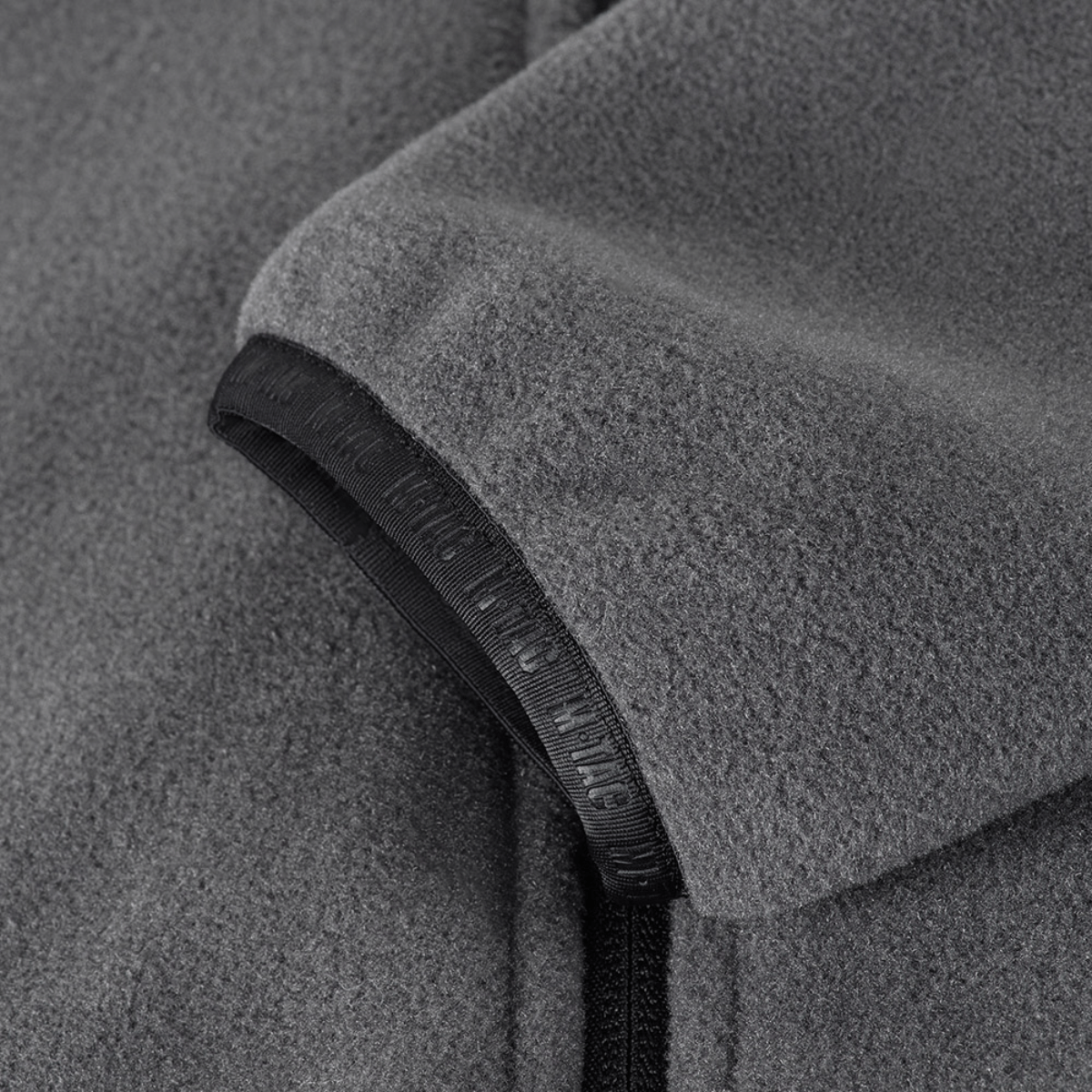 Yksityiskohta M-Tac Nord Polartec -fleecetakista, valmistettu Polartec® 200 Series -fleecestä, näyttää materiaalin ja vetoketjun.