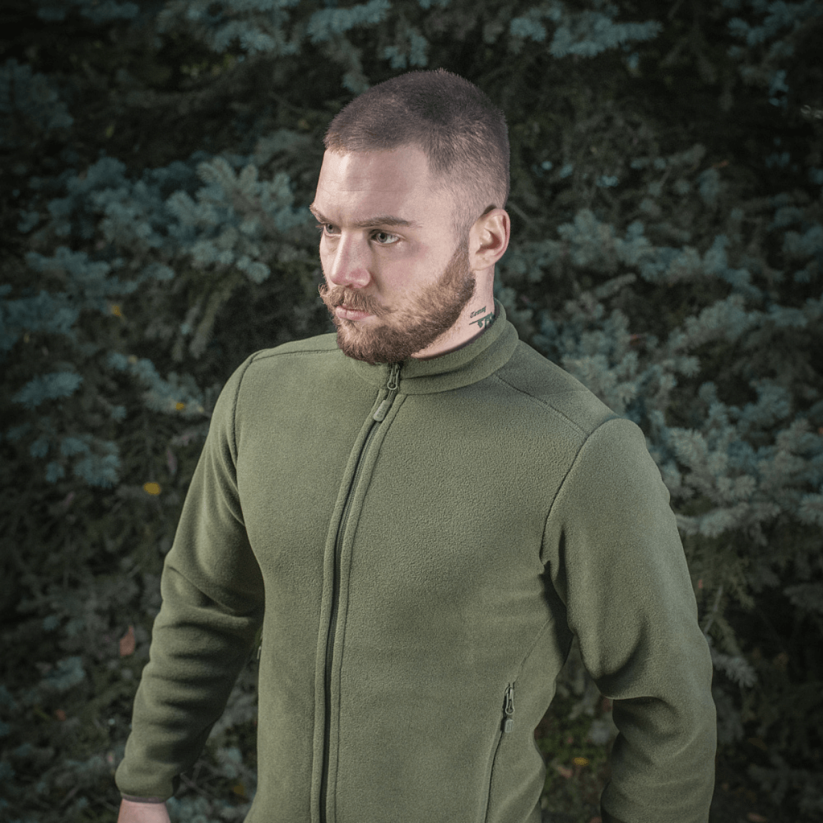 Mies pukeutuneena M-Tac Nord Polartec -fleecetakkiin luonnossa, premium-lämmin fleecemateriaali, tyylikäs ja toimiva arkeen ja urheiluun.