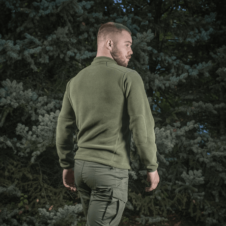 M-Tac Nord Polartec -fleecetakki vihreänä, nähtynä takaa ulkona, valmistettu premium Polartec® 200 Series -fleecestä.
