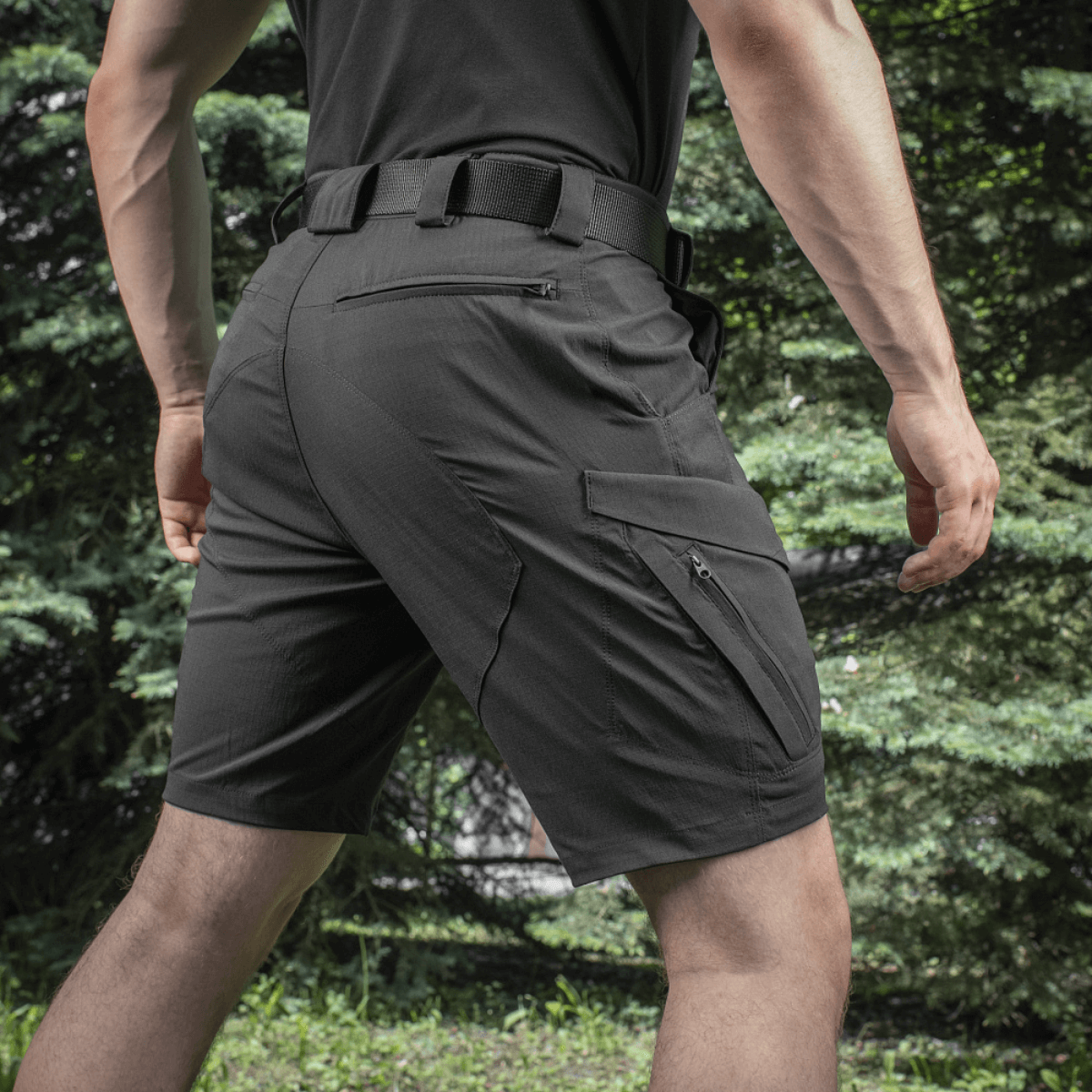 M-Tac Aggressor Summer Flex Shorts käytössä, suunniteltu treeniin ja ulkoiluun, toiminnallisilla taskuilla ja säädettävällä vyötäröllä.