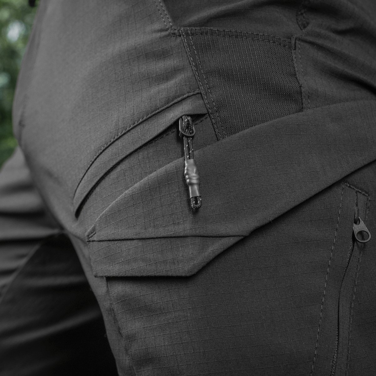 Lähikuva M-Tac Aggressor Summer Flex Shorts -taskumuotoilusta ja Flex Rip-Stop -kankaasta, sopii taktiseen käyttöön ja korkea aurinkokestävyys.