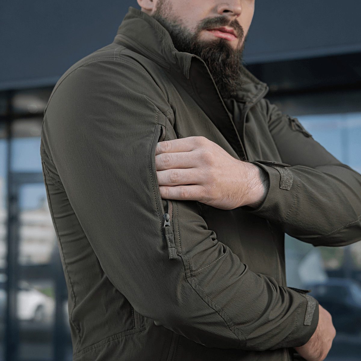 Mies pukeutuneena M-Tac Flash -takkiin, käytännöllinen malli, sopii urheiluun ja arkeen, ilman tarrapaloja hihoissa