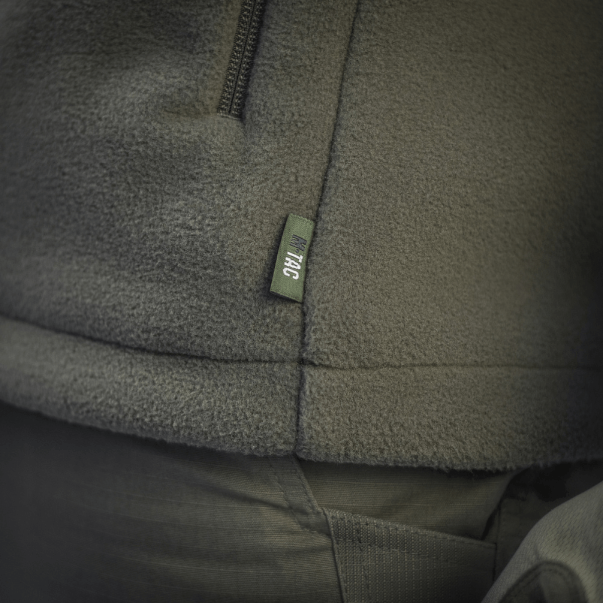 M-Tac Combat Fleece -takki oliivinvihreä, tiheä Himates-fleece ja NIJ-sertifiointi, yksityiskohtainen kuva materiaalista ja merkistä, galleria-asento 1.