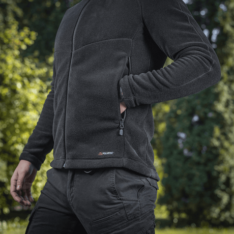 M-Tac Sprint Fleece Sweatshirt Polartec mustana, ulkoiluun sopiva arkeen ja aktiviteetteihin, kestävä ja pehmeä Polartec 200 -fleece.