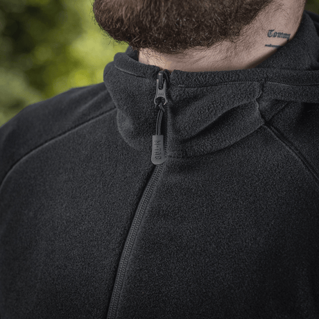 M-Tac Sprint Fleece Sweatshirt Polartec lähikuva, näyttää kankaan tekstuurin ja vetoketjun yksityiskohdat.