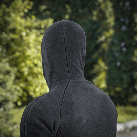 M-Tac Sprint Fleece Sweatshirt Polartec nähtynä takaa ulkoilmassa, korostaa siistiä muotoilua ja Polartec-fleece-materiaalia.
