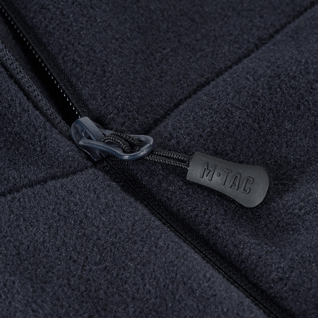 Lähikuva vetoketjusta M-Tac Sprint Fleece Sweatshirt Polartecissa kestävässä fleece-materiaalissa.