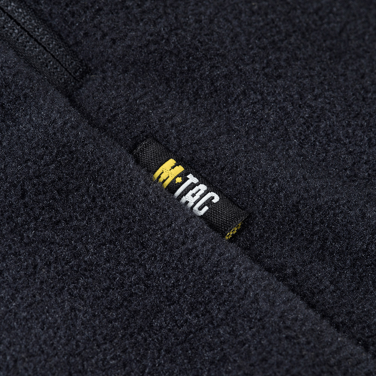 Lähikuva M-Tac Sprint Fleece Sweatshirt Polartecista Polartec® 200 Series -fleecellä tummanharmaana.
