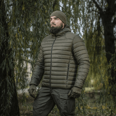 Mies M-Tac Stalker Gen.III -takissa metsässä, tyylikäs ja lämmin G-LOFT-eristyksellä, sopii talveen ja siirtymäkauteen.