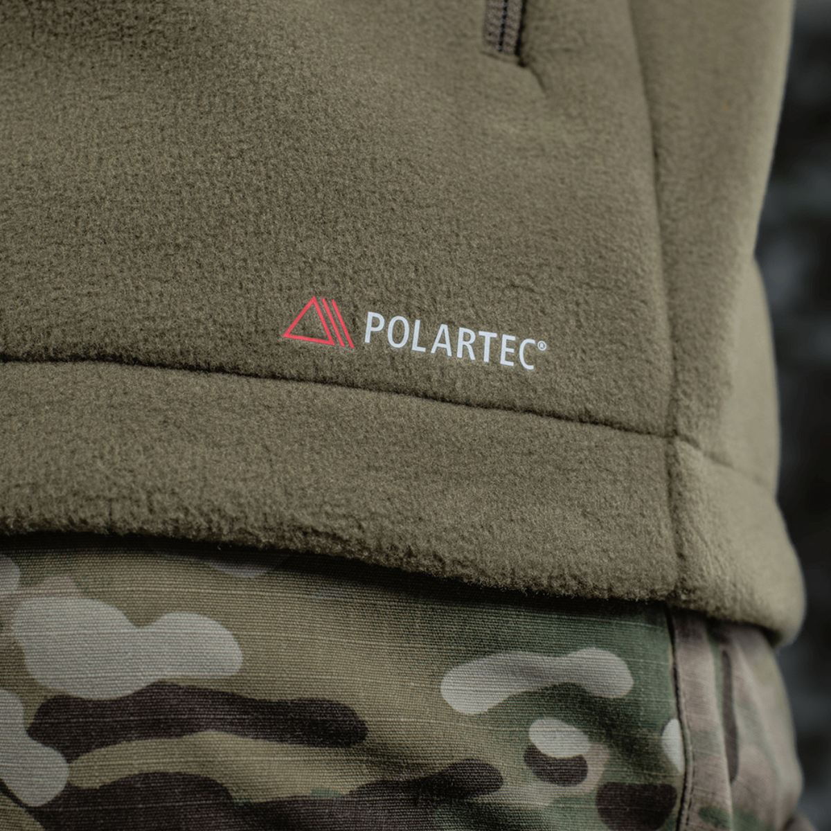 M-Tac Combat Fleece Polartec -takki Polartec®-logolla ja maastokuvioinnilla, ihanteellinen taktiseen ja arkikäyttöön.