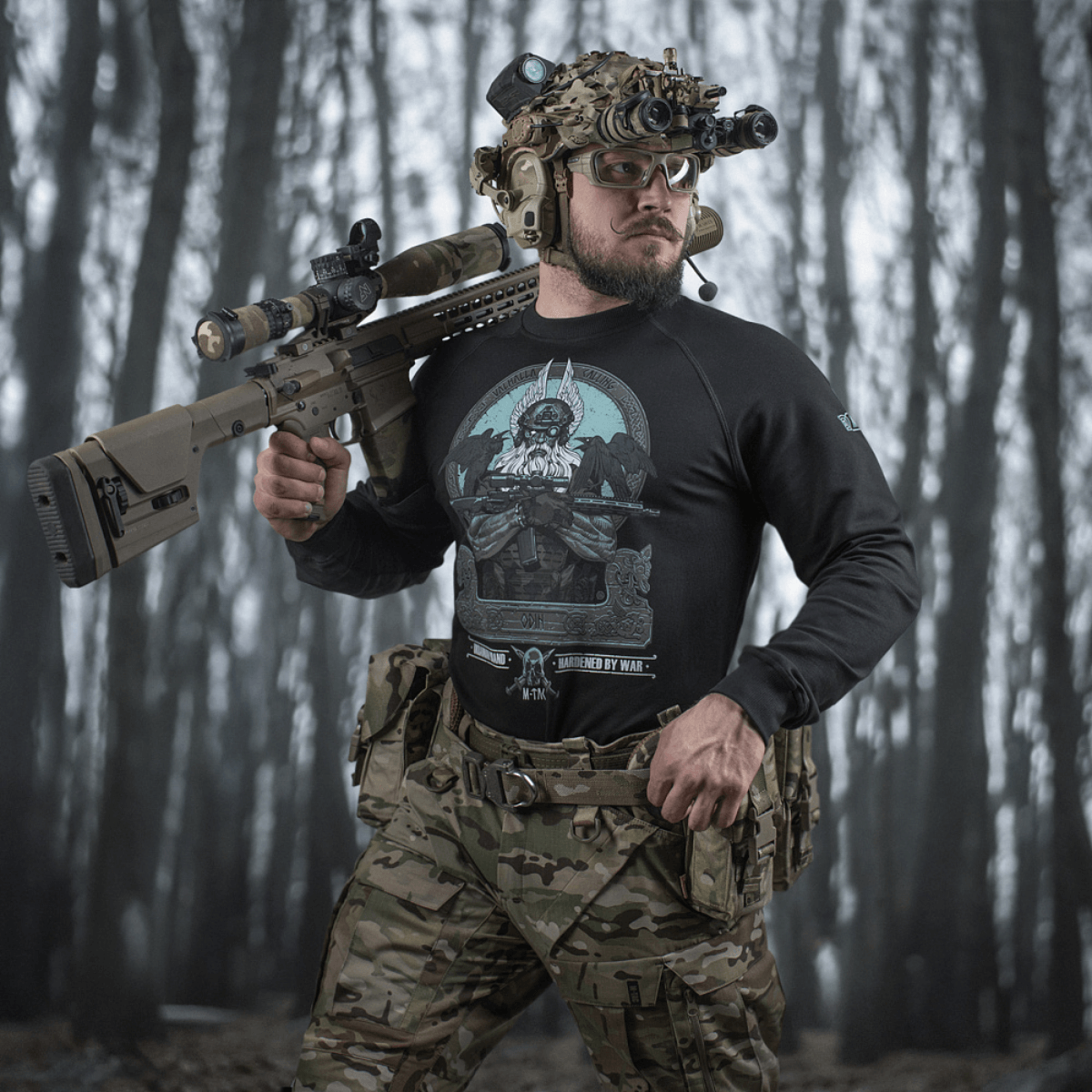 M-Tac Raglan Odin Mystery päällä mies taktiikkavarusteissa metsäympäristössä.