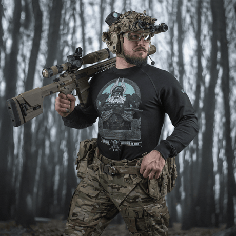 M-Tac Raglan Odin Mystery päällä mies taktiikkavarusteissa metsäympäristössä.