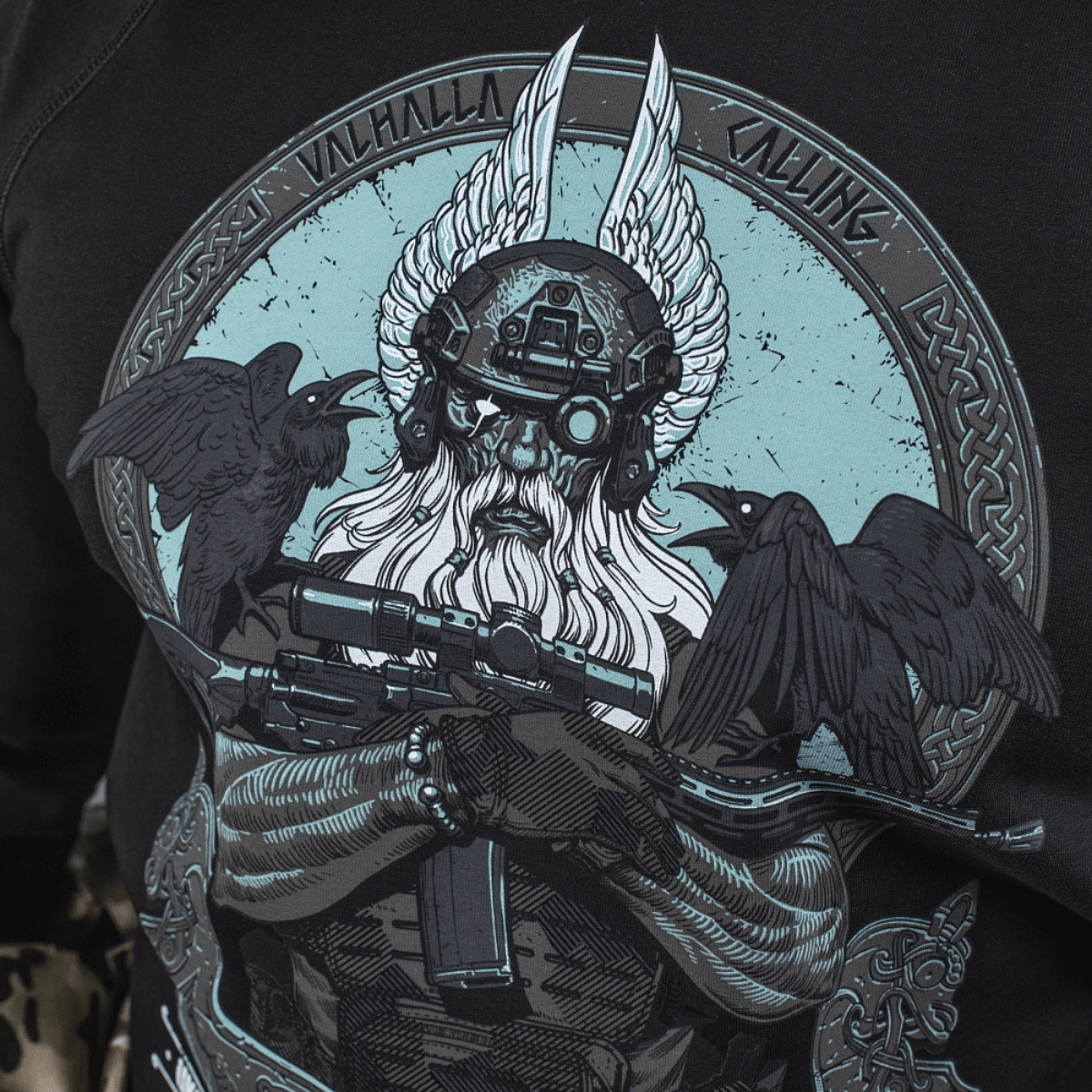 M-Tac Raglan Odin Mystery Odin-kuvalla pohjoismaisesta mytologiasta, mustana, Premium MagnaColours®-painatus, sopii casual-tyyliin.