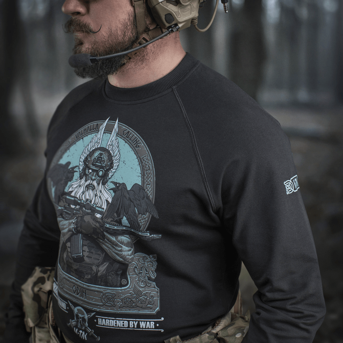 Mies pukeutuneena M-Tac Raglan Odin Mysteryyn Odin-kuviolla, premium-painatus, casual- tai taktiseen tyyliin, pohjoismaisesta mytologiasta inspiroitunut.