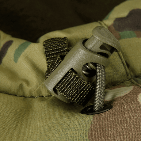 Yksityiskohta M-Tac Alpha Gen.IV Pro Primaloft -talvitakista Multicam-kuosissa ja tukevasta materiaalista kylmäsuojaukseen.