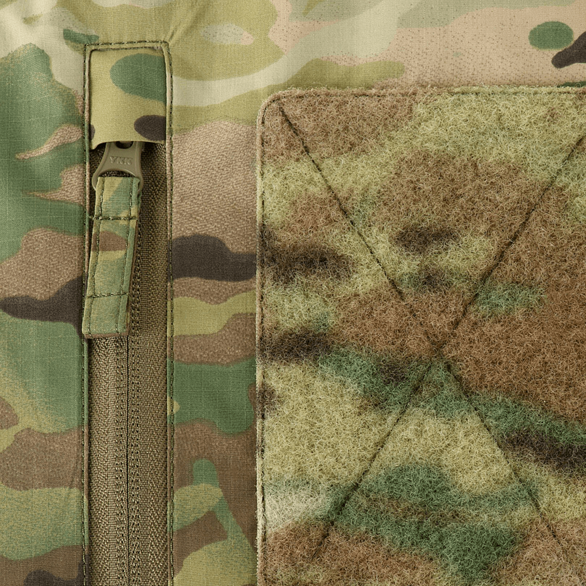 Yksityiskohta M-Tac Alpha Gen.IV Pro Primaloft -takista Multicam-kuosissa ja Brookwoodin vettähylkivä kalvo.