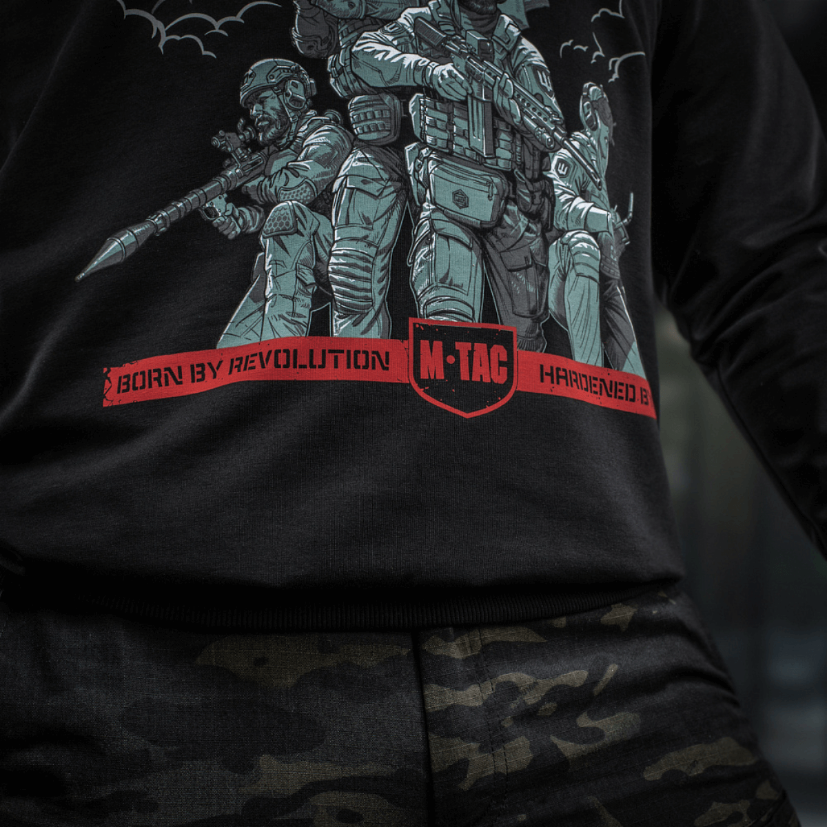 M-Tac Hoodie Freedom sotilasaiheisella printillä, sopii arkeen ja ulkoiluun, yhdistää mukavuuden ja toiminnallisuuden. MagnaColours®-muste.