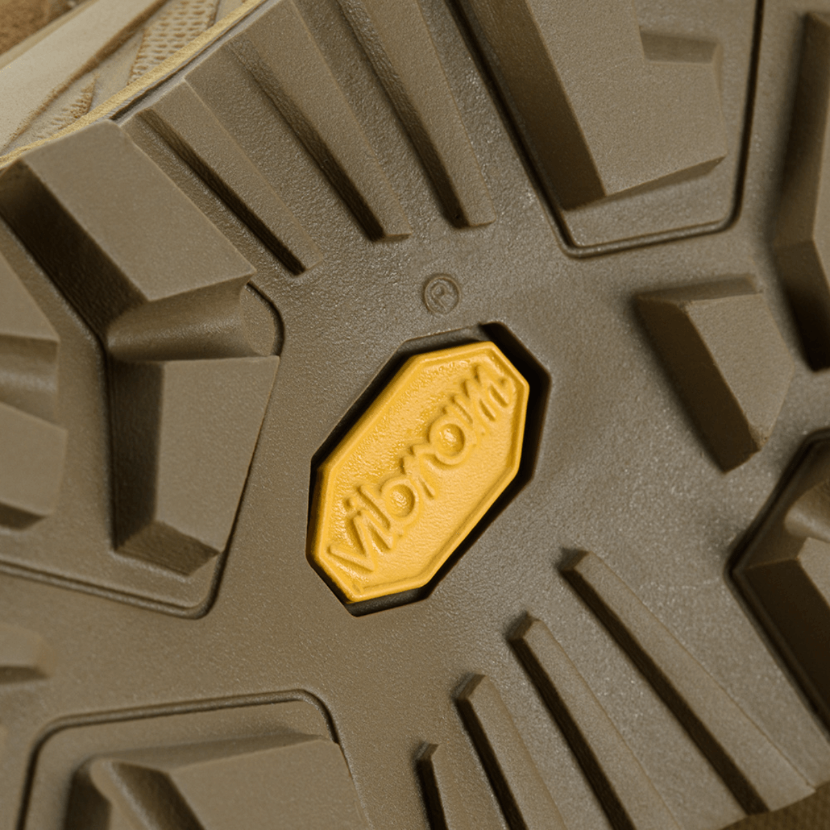 Vibram-pohja M-Tac Sneakers Tactical Demi-Season Pro Line, näyttää liukueston ja kulutuskestävän muotoilun.
