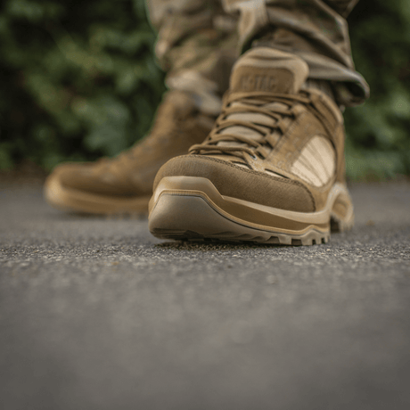 M-Tac Sneakers Tactical Demi-Season Pro Line käytössä. Mukavat ja kestävät, valmistettu suede- ja Cordura-materiaaleista Vibram-pohjalla.