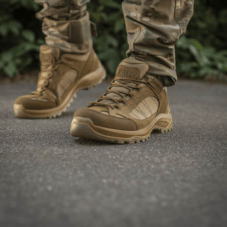 M-Tac Sneakers Tactical Demi-Season Pro Line käytössä taktisten aktiviteettien aikana, kestävä suede- ja Cordura-materiaali.