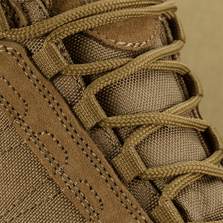 Lähikuva nauhoista ja pinnan tekstuurista M-Tac Sneakers Tactical Demi-Season Pro Line, valmistettu suede- ja Cordura-materiaaleista.