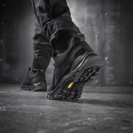 M-Tac Tactical Sneakers Patrol R Vent, musta; esitetty tukevalla pinnalla.